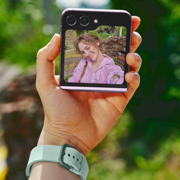 Express Yourself with Stunning Selfies: The Galaxy Z Flip5’s 