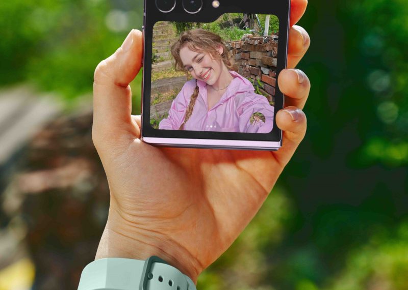 Express Yourself with Stunning Selfies: The Galaxy Z Flip5’s 