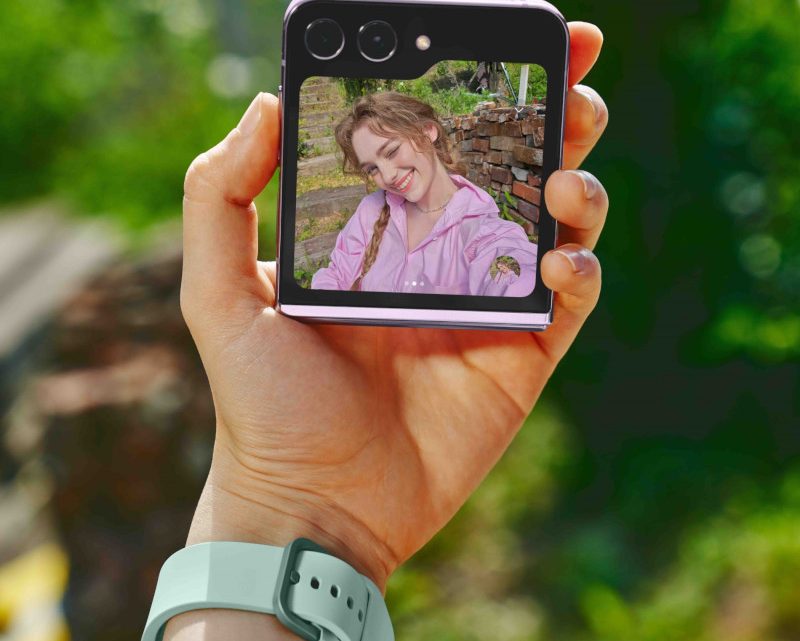 Express Yourself with Stunning Selfies: The Galaxy Z Flip5’s 