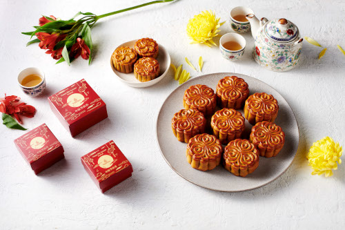 Emirates Brings Mid-Autumn Festival Spirit Onboard with Complimentary Mooncakes